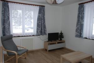 TV a/nebo společenská místnost v ubytování Apartmán Raketa