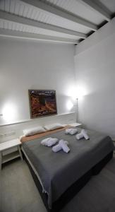 Кровать или кровати в номере Olive Press Hotel & Apartments
