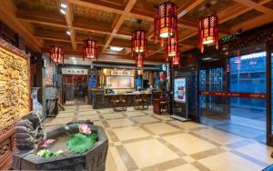 北京Chinese Culture Boutique Hotel-Tangfu,Traditional Chinese Theme,Heart of Beijing,Near Forbidden City,Tiananmen Square,Hutongs,Metro Access,Free Coffee,tea,Laundry的一间餐厅,房间中间有一个鱼塘