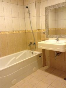 y baño con bañera y lavamanos. en Song He Homestay, en Yuchi