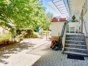 una casa con un conjunto de escaleras junto a un edificio en Ducs d'Alsace, en Estrasburgo