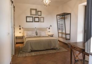 アグローポリにあるLa Luna Nella Manoのベッドルーム1室(ベッド1台、壁掛け鏡付)
