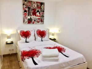 Un dormitorio con una cama con dos árboles rojos. en SUITE AVEC TERRASSE ET JARDIN AUX PORTES DE PARIS, en Les Pavillons-sous-Bois