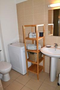 La salle de bains est pourvue de toilettes et d'un lavabo. dans l'établissement Dolce Vita, à Chalon-sur-Saône
