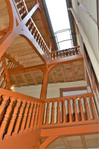 - une vue sur un escalier en bois dans un bâtiment dans l'établissement Dolce Vita, à Chalon-sur-Saône