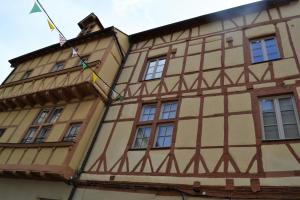 ein Gebäude mit einer Flagge auf der Seite in der Unterkunft Dolce Vita in Chalon-sur-Saône