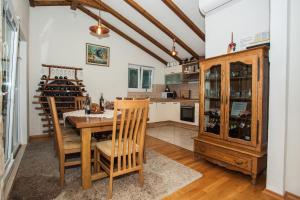 eine Küche und ein Esszimmer mit einem Tisch und Stühlen in der Unterkunft Villa Eagle in Svinišće