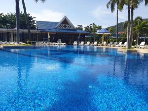 ランタ島にあるAndaman Lanta Resort - SHA Extra Plusの建物の前の青い水の大きなプール