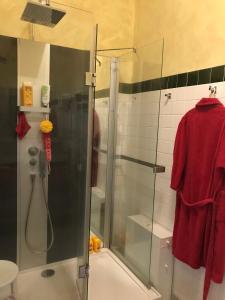 La salle de bains est pourvue d'une douche avec une porte en verre. dans l'établissement Le Clos de La Muse, à Saint-Junien