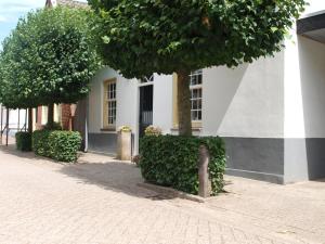 un edificio con alberi sul lato di una strada di De Hoefstal 1765 ad Asten