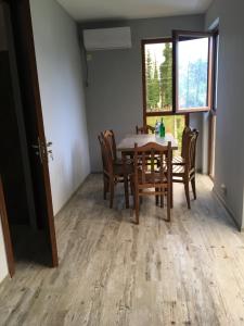 - une salle à manger avec une table et des chaises dans l'établissement Cottages Ureki, à Ureki