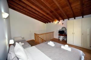 Кровать или кровати в номере Olive Press Hotel & Apartments