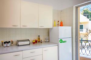 A kitchen or kitchenette at T8 APARTMENT ON THE BEACH
