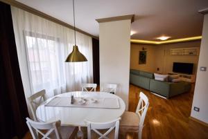 uma mesa branca e cadeiras numa sala de estar em Apartman Natalija Banja Luka em Banja Luka