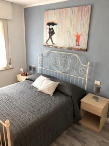 Postel nebo postele na pokoji v ubytování IRIDES ROOMS a un passo dai Parchi Divertimento