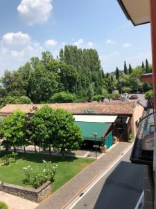 Bazén v ubytování IRIDES ROOMS a un passo dai Parchi Divertimento nebo v jeho okolí
