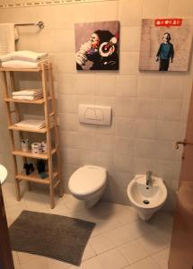 Koupelna v ubytování IRIDES ROOMS a un passo dai Parchi Divertimento