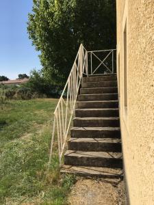 un escalier à côté d'un bâtiment dans l'établissement T3 WALIBI, à Estillac