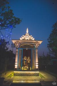 un pequeño santuario en un parque por la noche en Pushp Vatika Resort & Lawns en Navi Mumbai