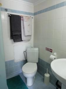 Kúpeľňa v ubytovaní "ΑΡΜΟΝΊΑ" ΔΙΑΜΕΡΙΣΜΑ, ΚΑΛΑΜΑΤΑ-"HARMONY" apartment, Kalamata