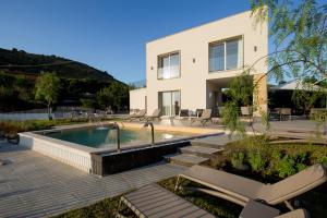 een huis met een zwembad voor een huis bij Scissure Sea Suite in Gaeta +10 foto's
