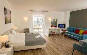 TV a/nebo společenská místnost v ubytování Blue Sea Hotel