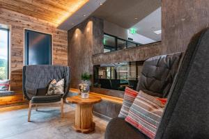 un soggiorno con due sedie e un tavolo di Stadtvilla Schladming Boutiquehotel a Schladming