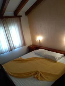 sypialnia z 2 łóżkami i oknem w obiekcie Apartmani Jovanovic w Petrovacu na Moru