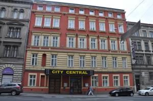 un edificio céntrico en la esquina de una calle en City Central De Luxe en Praga