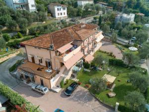 - une vue aérienne sur une grande maison avec une cour dans l'établissement Residence Villa Margherita, à Brenzone