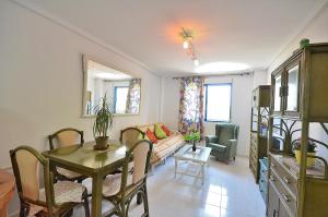 uma sala de estar com uma mesa e um sofá em Sweet Home BellaVista em Torrevieja