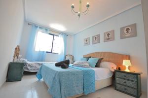 um quarto com uma cama com uma mesa e uma janela em Sweet Home BellaVista em Torrevieja