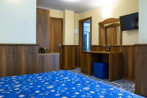 pokój hotelowy z łóżkiem i telewizorem z płaskim ekranem w obiekcie Hotel Panoramic w mieście Giardini Naxos