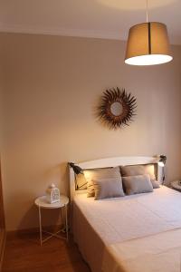 A bed or beds in a room at Charming Baixa II