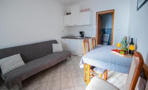 Kuchyň nebo kuchyňský kout v ubytování Apartment Franić