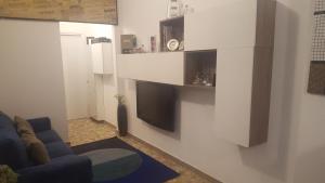 Televízia a/alebo spoločenská miestnosť v ubytovaní Nuvola B&B