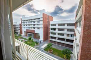 - une vue depuis le balcon d'un bâtiment dans l'établissement Siara Styles Amba Suites, Gandhinagar, à Gandhinagar