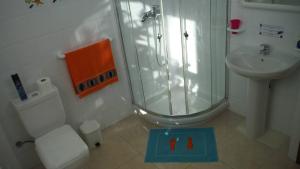Et badeværelse på Albergue Por Fin