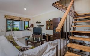 A television and/or entertainment centre at V and H House - Cozy & Ideal for Families, by ZanteWize