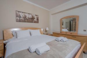 - une chambre avec un grand lit et 2 serviettes dans l'établissement V and H House, à Kalipádhon