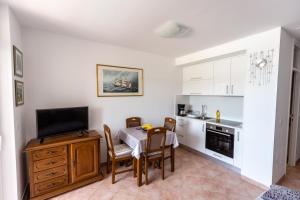 Kuchyňa alebo kuchynka v ubytovaní Lovely apartment near the beach with a sea view + 28 fotografií
