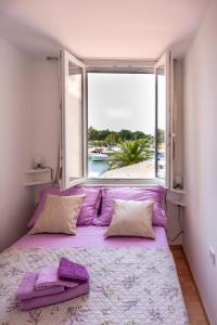 Posteľ alebo postele v izbe v ubytovaní Lovely apartment near the beach with a sea view
