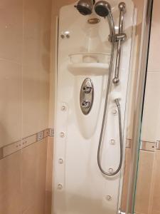 y baño con ducha y lavamanos. en Pontevedra Luxury Apartment, en Pontevedra