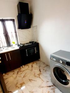 Gambar di galeri bagi CG Apartments Metro di Ikeja