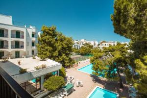 una vista aérea de un edificio con piscina en Hotel Mediterraneo, en Vieste