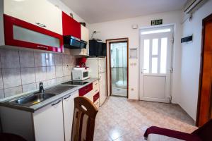 Kuchyň nebo kuchyňský kout v ubytování Apartment Franić