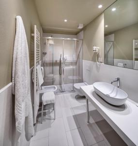 A bathroom at Hotel Vittoria
