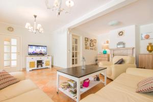 ein Wohnzimmer mit einem Sofa und einem Tisch in der Unterkunft Villa Casa Nostra - Kotor in Kotor