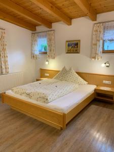 ein Schlafzimmer mit einem großen Bett in einem Zimmer in der Unterkunft Ferienwohnungen Eiter Fridolin in Zaunhof