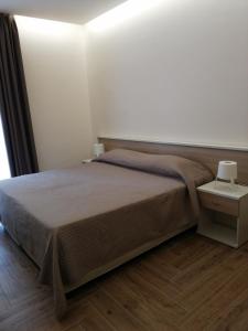 En eller flere senge i et værelse på Villa Niscima